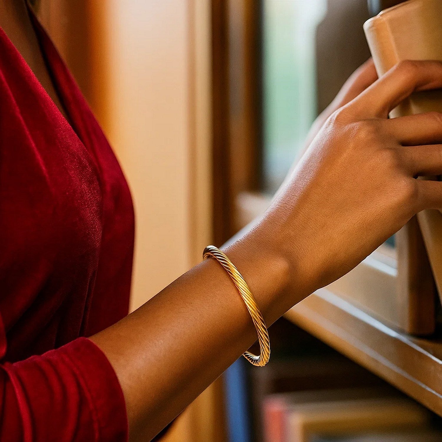 14k Yellow Gold Polished Cable Motif Bangle (5.00 mm) - Close-Up | BIJOLINA