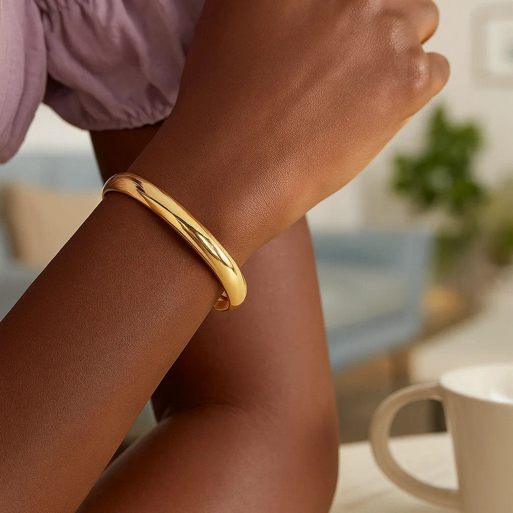 Classic Bangle in 14k Yellow Gold (8.00 mm) - Close-Up | BIJOLINA